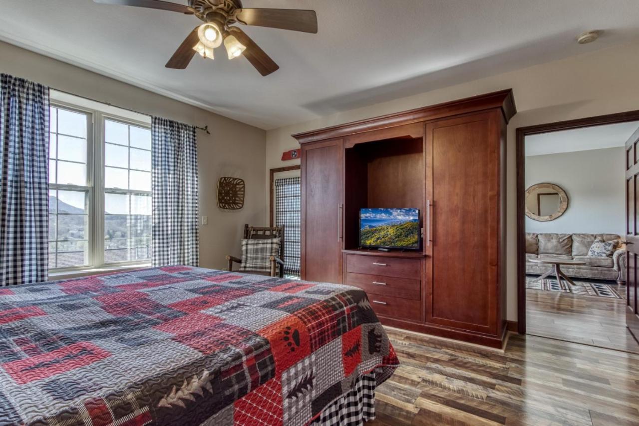 Apartment Gorgeous 2bd 2bth With Mountain Views Pool Hot Tub Game Close To Parkway